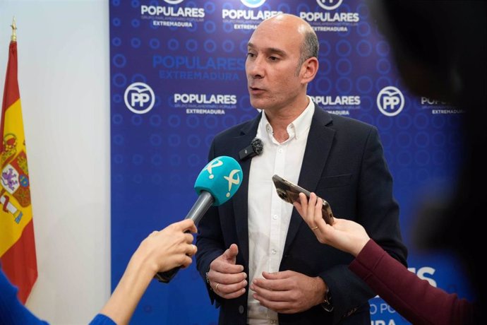 El portavoz del PP de Extremadura, José Ángel Sánchez Juliá, en declaraciones a los medios
