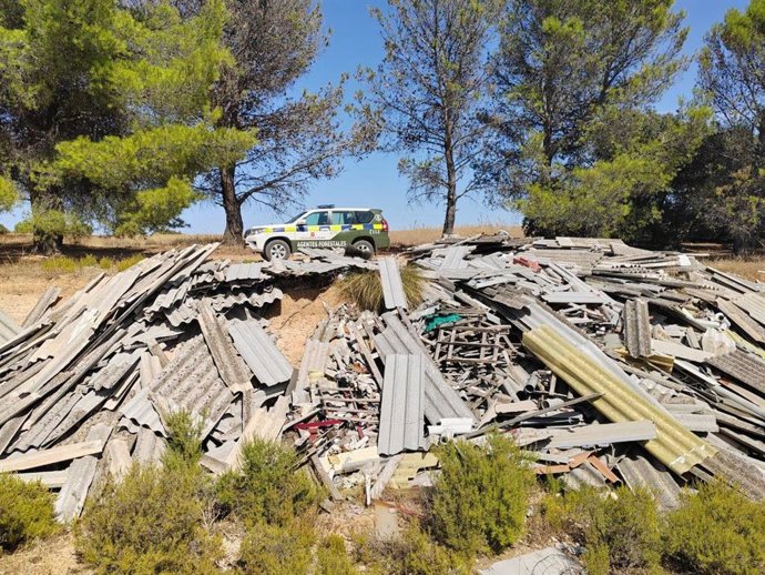 Archivo - El mayor vertido ilegal de fibrocemento con amianto de la última década en Madrid
