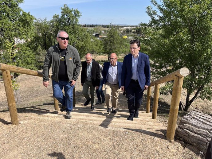 El portavoz del Grupo Municipal Socialista, Pedro Herrero (dcha), junto a otros concejales del PSOE y representantes vecinales, en la reserva biológica urbana de 'El Tomillo'.
