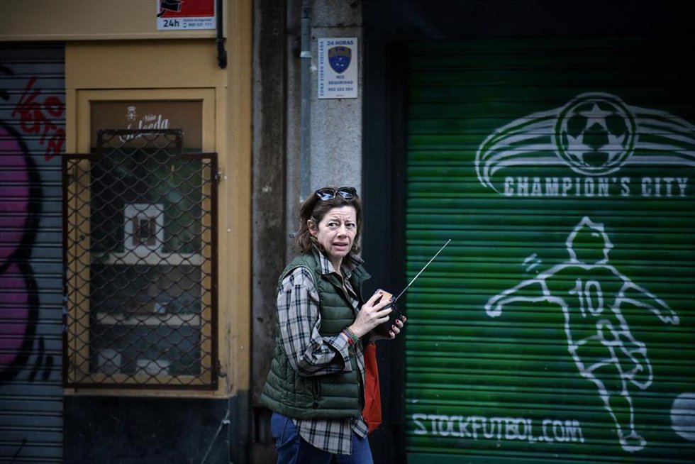 Una mujer pasea con una radio en Madrid durante el apagón que dejó a España sin red eléctrica, a 28 de abril de 2025, en Madrid (España). Un apagón eléctrico ha asolado España, Portugal y parte de Francia a las 12.30h. de la mañana. Sin saber aún las ca