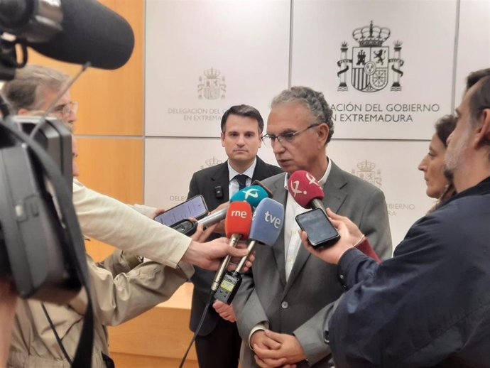 El delegado del Gobierno en Extremadura, José Luis Quintana, atiende a los medios