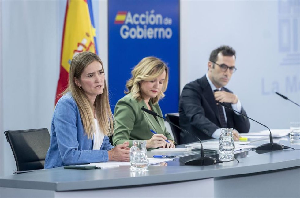 (I-D) La vicepresidenta tercera y ministra para la Transición Ecológica y el Reto Demográfico, Sara Aagesen, la portavoz del Gobierno y ministra de Educación, Formación Profesional y Deportes, Pilar Alegría, y el ministro de Economía, Comercio y Empresa