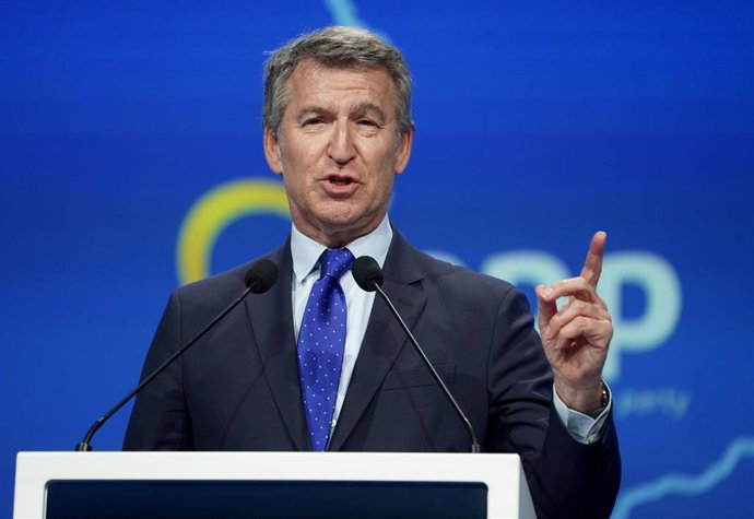 El presidente del PP, Alberto Núñez Feijóo, en la clausura del congreso del Partido Popular Europeo (PPE), a 30 de abril de 2025, en Valencia, Comunidad Valenciana (España). 