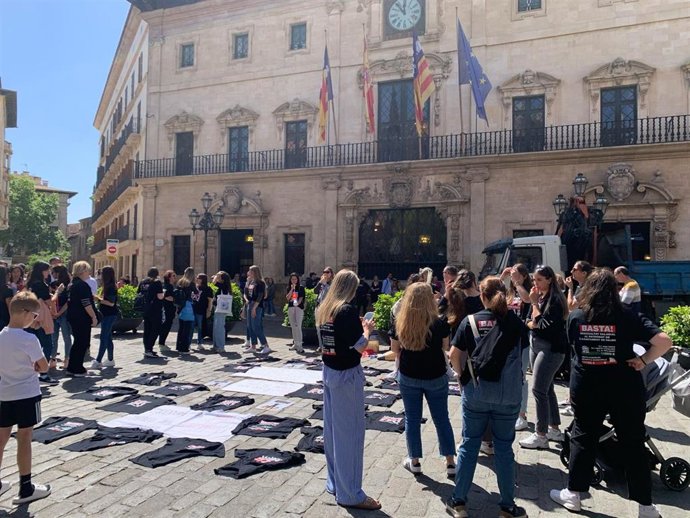 Concentración de las trabajadoras de las 'escoletes' externalizadas de Palma en el tercer día de huelga.