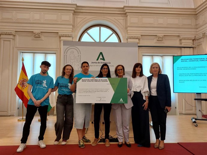 Entrega en la sede de la Junta del cheque solidario.