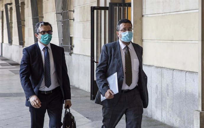 Archivo - El excandidato de Vox a la Junta,  Francisco Serrano (d) junto a su abogado, acude a declarar por presunto fraude en ayudas