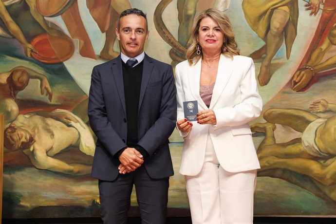 El director del SCS, Carlos Díaz, y la presidenta del Colegio de Médicos de Las Palmas, Elizabeth Hernández