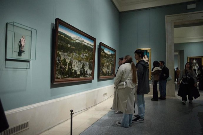 Archivo - Varias personas durante una visita al Museo del Prado de noche, a 2 de marzo de 2024, en Madrid (España). El Museo del Prado, con la colaboración de la Comunidad de Madrid y Samsung, vuelve a abrir de manera gratuita el primer sábado de cada mes