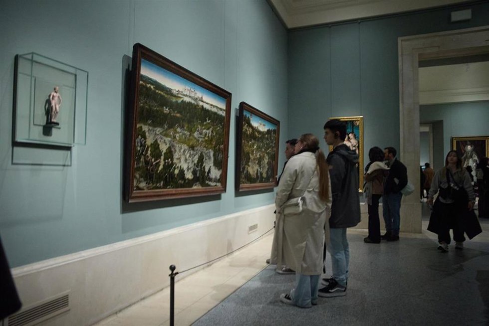 Archivo - Varias personas durante una visita al Museo del Prado de noche, a 2 de marzo de 2024, en Madrid (España). El Museo del Prado, con la colaboración de la Comunidad de Madrid y Samsung, vuelve a abrir de manera gratuita el primer sábado de cada m