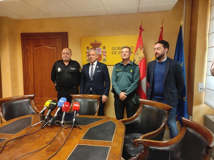El delegado del Gobierno en Castilla y León, Nicanor Sen, (segundo por la izquierda) junto a los responsables de Policía Nacional, Guardia Civil y Protección Civil en la Comunidad.