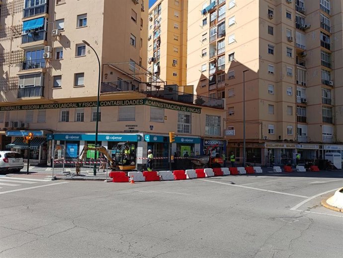 Corte provisional del tráfico en la glorieta de Las Chapas por las obras del metro de Málaga