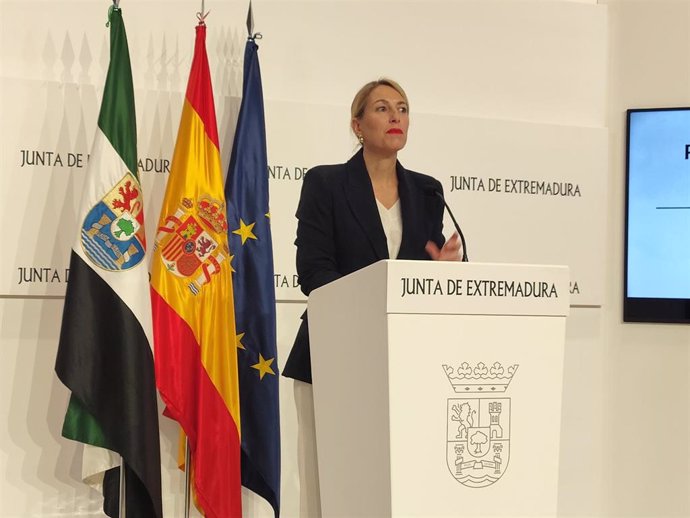 La presidenta de la Junta de Extremadura, María Guardiola, en rueda de prensa