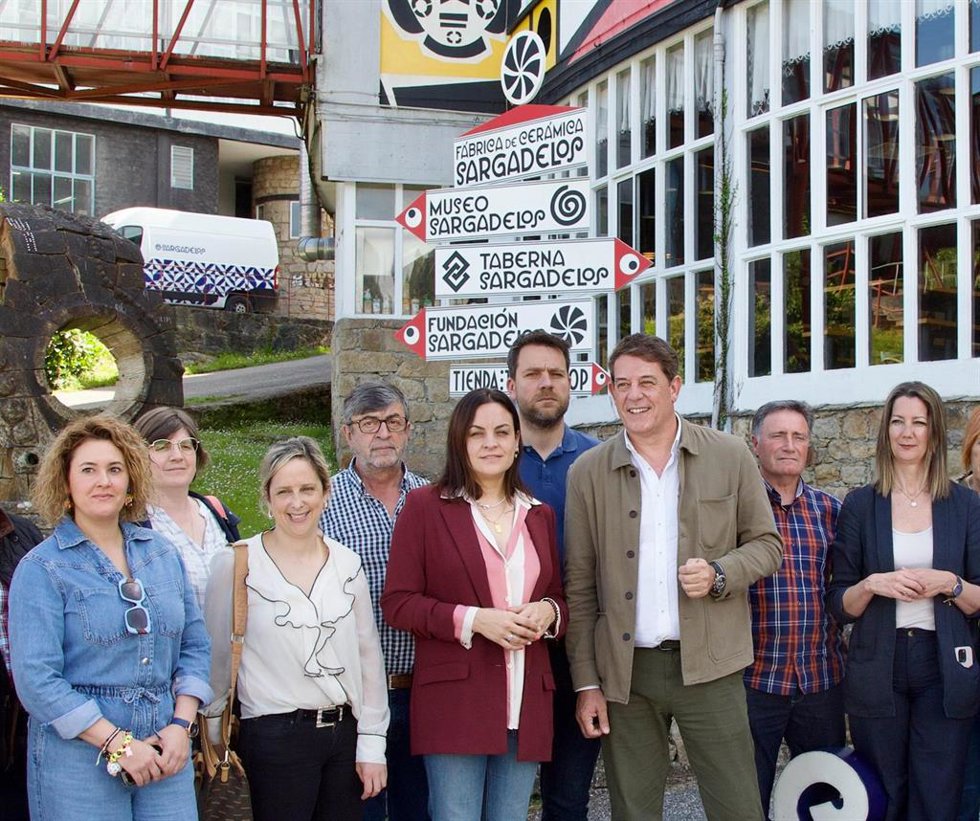 El secretario xeral del PSdeG, José Ramón Gómez Besteiro, ante la fábrica de Sargadelos en Cervo (Lugo).