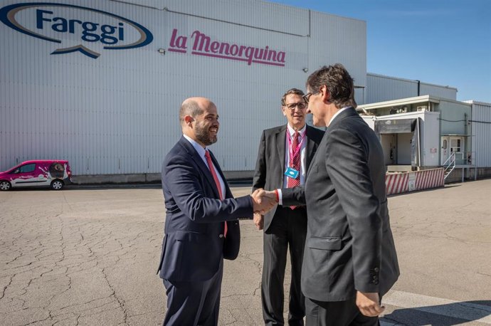 El presidente de la Generalitat, Salvador Illa, visita la fábrica de La Menorquina en Palau-solità i Plegamans (Barcelona)