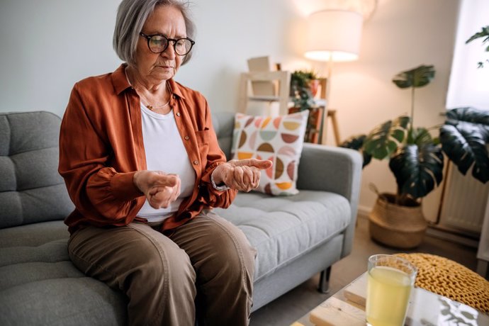 Archivo - Mujer mayor con artritis.