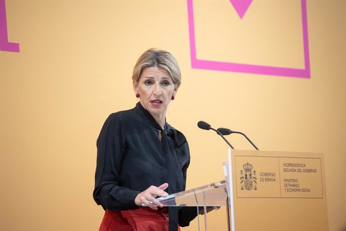 A Segunda Vice-Presidente do Governo e Ministra do Trabalho e Economia Social, Yolanda Díaz, apresenta a Comissão de Avaliação da Reforma Trabalhista, na sede do Ministério, em 30 de abril de 2025, em Madri (Espanha).