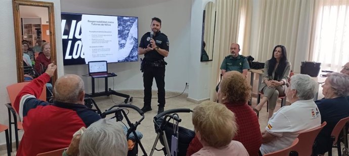 La Policía Local y Guardia Civil forman a los mayores de San Javier para mejorar su seguridad personal