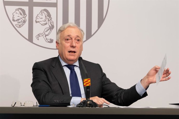 Archivo - El consejero de Fomento, Octavio López, en la sala de prensa del Gobierno de Aragón.