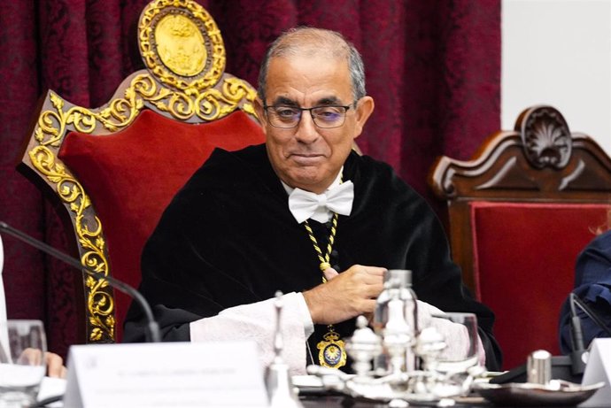 Archivo - El Magnifico Rector de la Universidad de Sevilla, Miguel Ángel Castro, durante el acto de apertura del curso académico 2024-2025 de la Universidad de Sevilla en el Paraninfo de la Universidad, a 7 de septiembre de 2024 en Sevilla (Andalucía, Esp