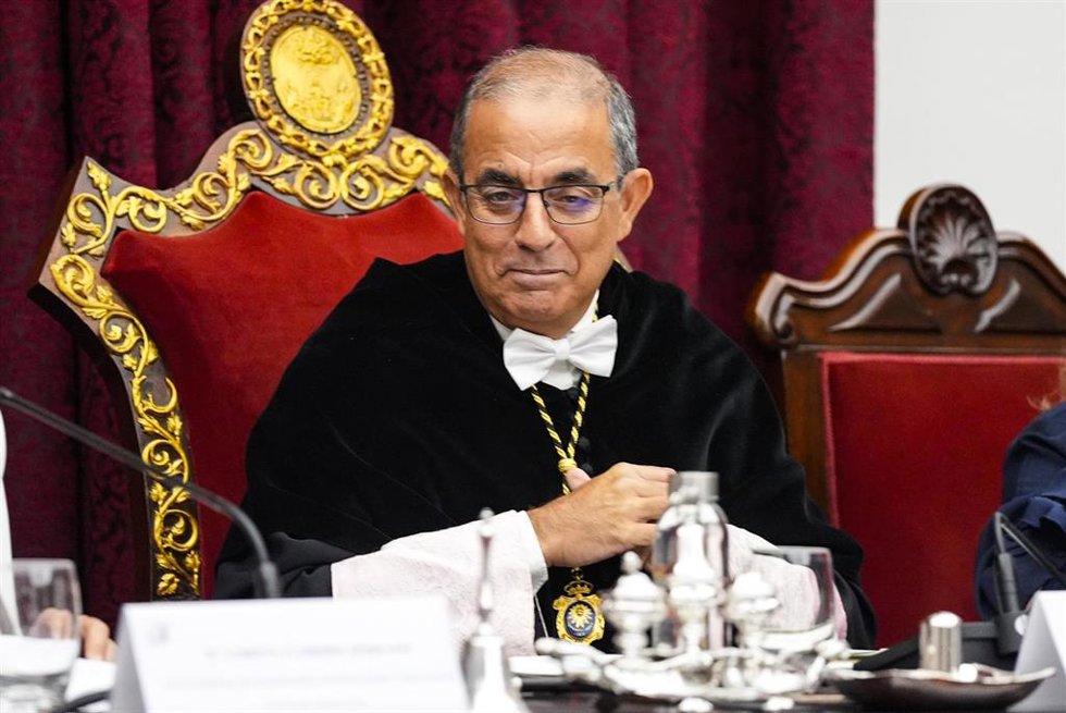 Archivo - El Magnifico Rector de la Universidad de Sevilla, Miguel Ángel Castro, durante el acto de apertura del curso académico 2024-2025 de la Universidad de Sevilla en el Paraninfo de la Universidad, a 7 de septiembre de 2024 en Sevilla (Andalucía, E