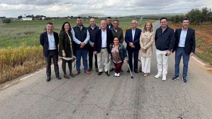 Los diputados provinciales 'populares' Nieves Atencia y Juan Rosas, acompañados por los alcaldes de Antequera, Manuel Barón; Villanueva del Rosario, Ignacio Ramos; Archidona, Juan Manuel Almohalla y Sierra de Yeguas, Miguel Ángel Sánchez, y por ediles.