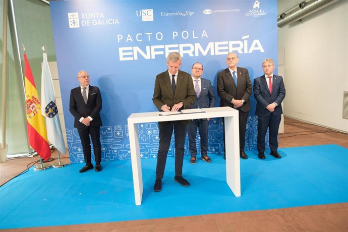 El presidente de la Xunta, Alfonso Rueda, firma el 'Pacto pola Enfermaría' ante el presidente de la Acsug, Juan José Nieto Roig, y los rectores de las universidades gallegas: Antonio López (USC), Manuel Reigosa (UVigo) y Ricardo Cao (UDC).