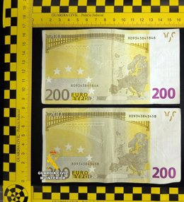 Archivo - Billetes falsificados de 200 euros falsos incautados por la Policía (Archivo)