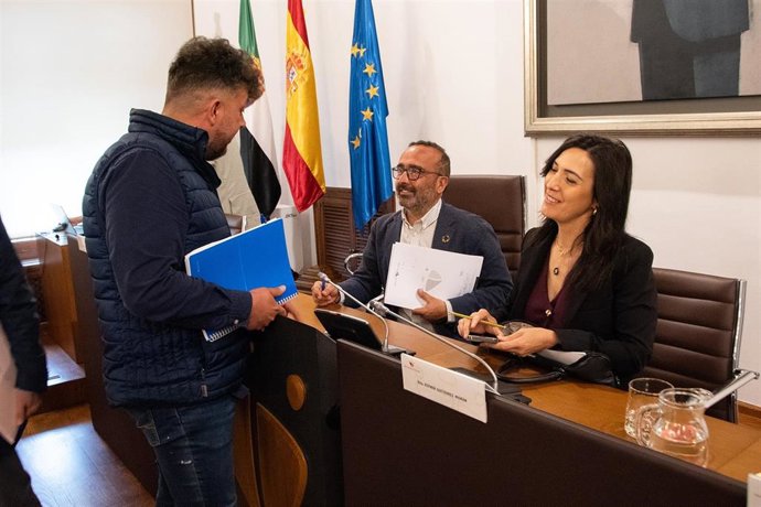 El portavoz del PP en la Diputación de Cáceres, Sergio Rey, se dirige al presidente Miguel Ángel Morales y la vicepresidenta Primera Esther Gutiérrez