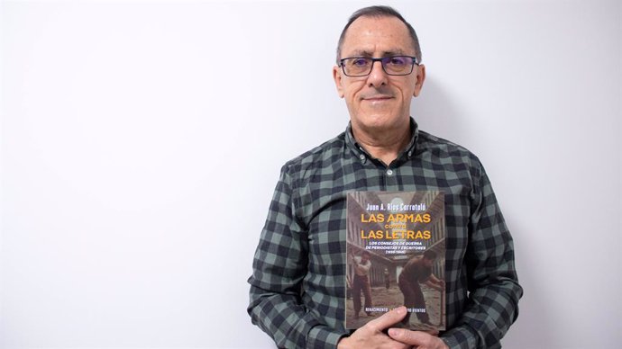 Archivo - El historiador y catedrático de Literatura Española de la Universidad de Alicante (UA) Juan Antonio Ríos Carratalá en una imagen de archivo