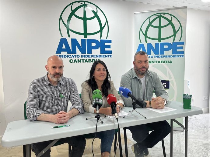 Representantes del sindicato docente ANPE, con su presidenta, Rus Trueba, en el centro de la imagen