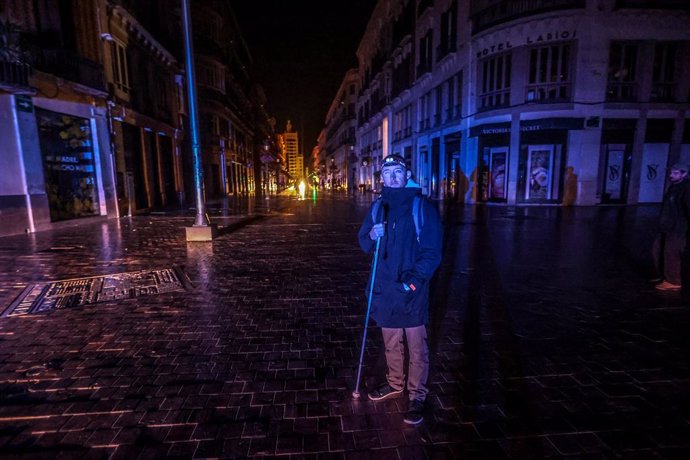 29 de abril de 2025: 28 de abril de 2025 (Málaga) Apagão na rede elétrica de toda a Espanha. Um cego caminha ao amanhecer pelo centro histórico da cidade