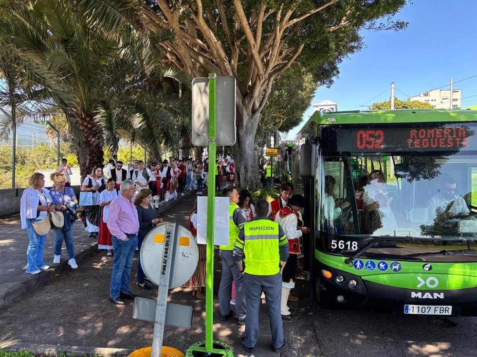 Titsa transporta a más de 20.000 viajeros en la Romería de Tegueste