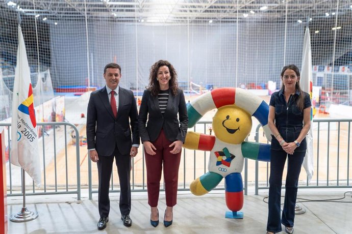 El presidente de la Diputación de Almería, Javier Aureliano García, la alcaldesa de Almería, María del Mar Vázquez, la mascota 'Indalete', y la delegada de la Junta en Almería, Aránzazu Martín.