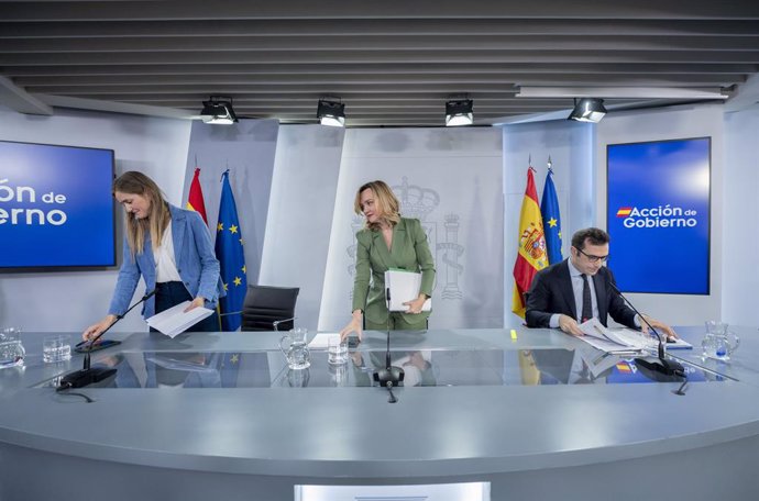  La vicepresidenta tercera y ministra para la Transición Ecológica , Sara Aagesen, la portavoz del Gobierno, Pilar Alegría, y el ministro de Economía, Carlos Cuerpo, tras una rueda de prensa posterior al Consejo de Ministros, en La Moncloa.