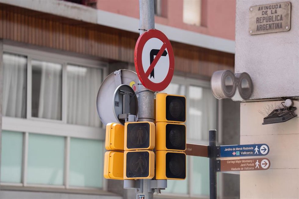 Un semáforo apagado en la Avenida República Argentina, a 28 de abril de 2025, en Barcelona, Cataluña (España). Un apagón eléctrico ha asolado España, Portugal y parte de Francia a las 12.30h. de la mañana. Sin saber aún las causas concretas del apagón, 
