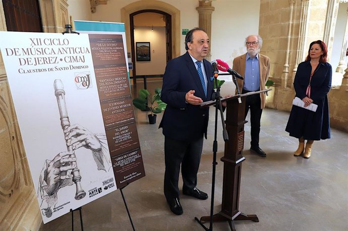El concejal de Cultura del Ayuntamiento de Jerez, Francisco Zurita, presentando el XII Festival Internacional de Música Antigua de Jerez.