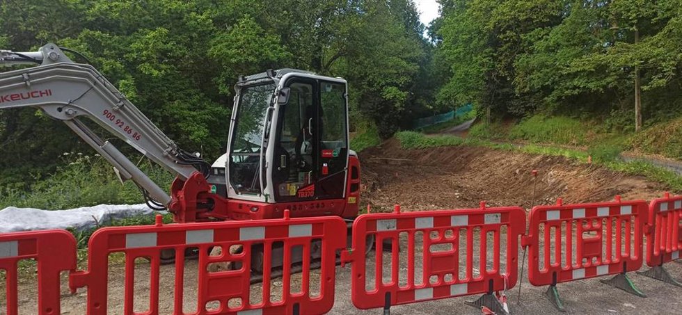 Excavadora en las obras del eje de movilidad entre Milladoiro y Santiago, a su paso por el Banquete de Conxo