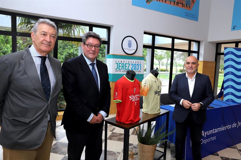 El delegado de Deportes en el Ayuntamiento, José Ángel Aparicio, César Saldaña, presidente del Consejo Regulador, y el CEO de Terraincognita, José Manuel Toledo, en la presentación de la SherryBike y SherryMaratón