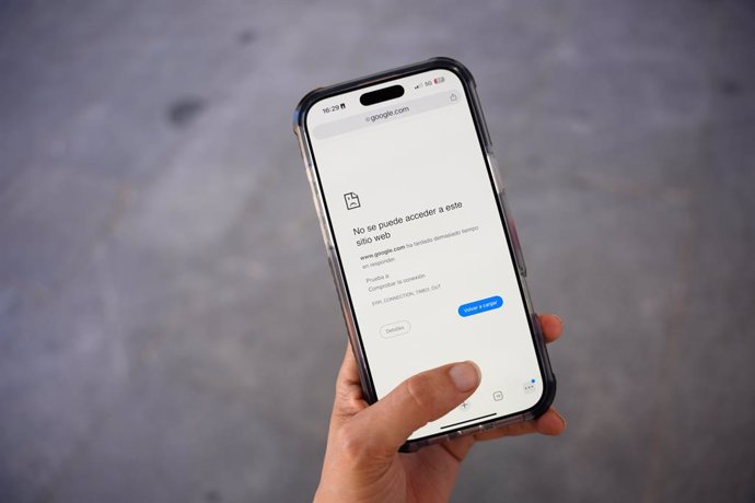 Un teléfono móvil sin señal durante el apagón de red eléctrica. A 29 de abril de 2025, en Sevilla (Andalucía, España).Un apagón eléctrico ha asolado España, Portugal y parte de Francia a las 12.30h. de la mañana. Sin saber aún las causas concretas del apa
