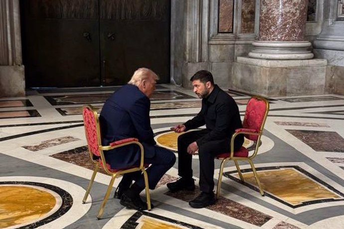 HANDOUT - 26 April 2025, Vatican, Vatican City: US President Donald Trump holds a meeting with Ukraine's President Volodymyr Zelenksy on the sidelines of late Pope Francis funeral service at the Vatican City. (Best possible quality) Photo: -/Ukrainian Pre