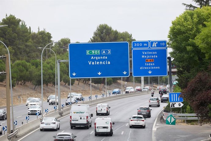 Archivo - Arquivo - Vários carros circulam durante a operação saída de verão 2024, na autoestrada A3, em 28 de junho de 2024, em Madri (Espanha). A Direção Geral de Tráfego (DGT) prevê mais de 94 milhões de viagens rodoviárias de longa distância em 2024.