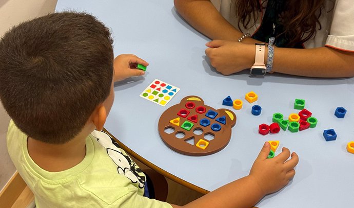 Dos menores en un Centro de Atención Infantil Temprana (CAIT).