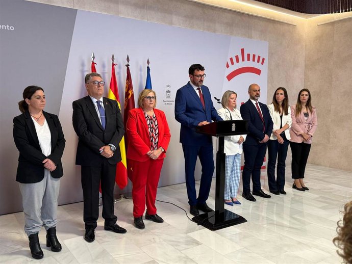 El PSOE denuncia "paradas saturadas y basura acumulada" en las Fiestas de Primavera