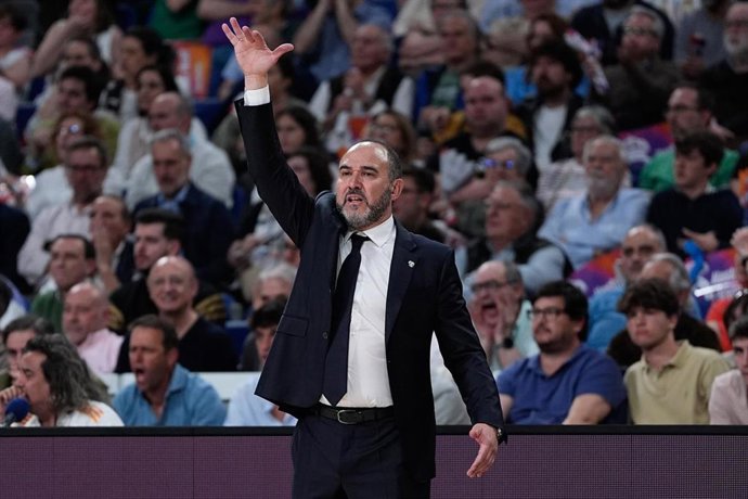 Chus Mateo durante el Real Madrid-Olympiacos del 'playoff' de la Euroliga 24-25 