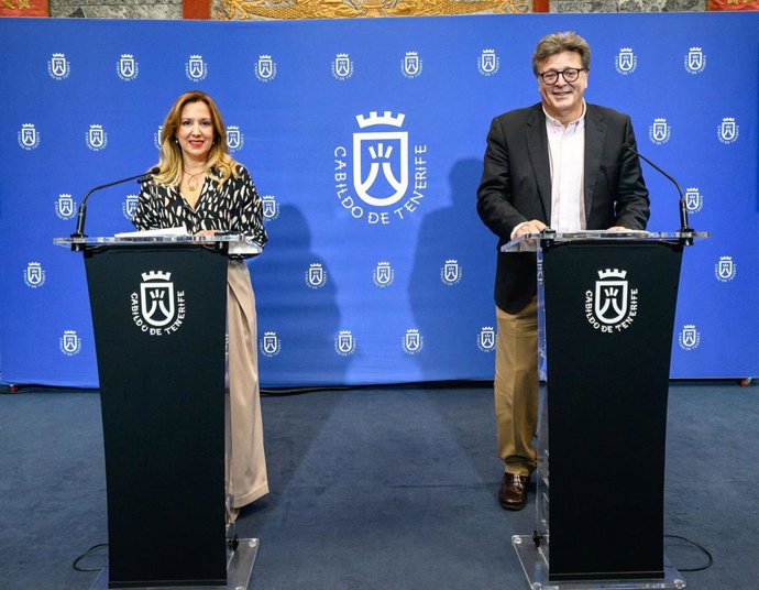 La presidenta del Cabildo de Tenerife, Rosa Dávila, y el consejero de Cultura, José Carlos Acha, en rueda de prensa
