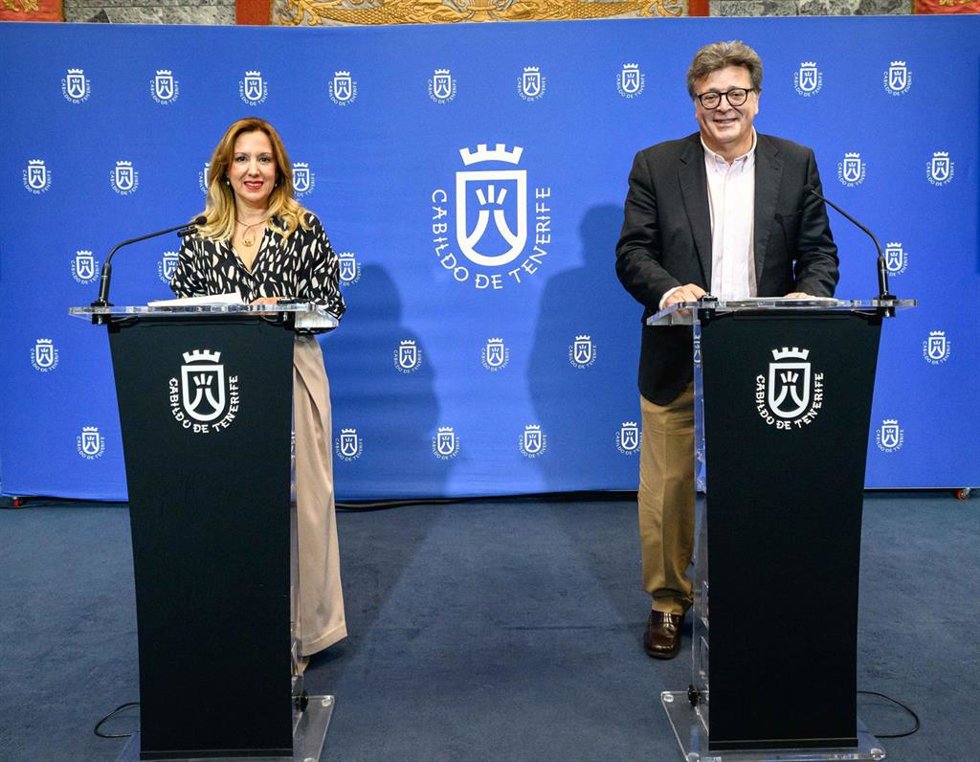 La presidenta del Cabildo de Tenerife, Rosa Dávila, y el consejero de Cultura, José Carlos Acha, en rueda de prensa