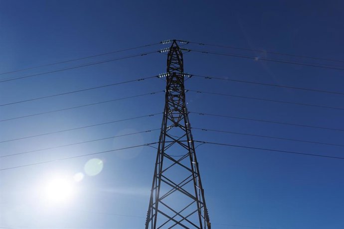 Archivo - Vista de una torre de alta tensión, a 23 de enero de 2023, en San Sebastián de los Reyes, Madrid (España)