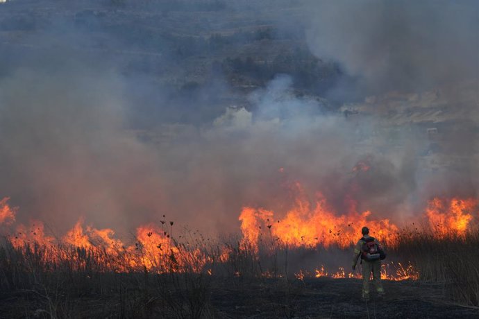 Archivo - Arquivo - Imagem de arquivo de um bombeiro tentando apagar as chamas durante um incêndio em Israel.