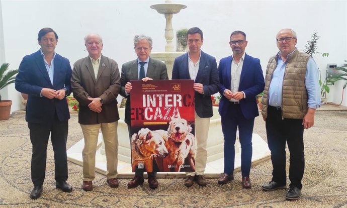 Fuentes (3º izda.) y Romero (2º dcha.) en la presentación del cartel de Intercaza 2025.