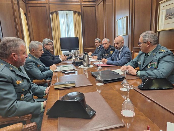 El subdelegado del Gobierno en Málaga, Javier Salas, en reunión con Policía Nacional y Guardia Civil.